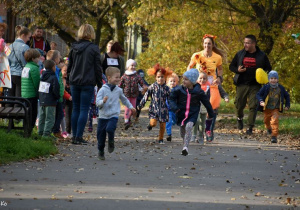 Dzieci pięcioletnie biegną w wyścigu.