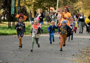 Dzieci pięcioletnie biegną w wyścigu.