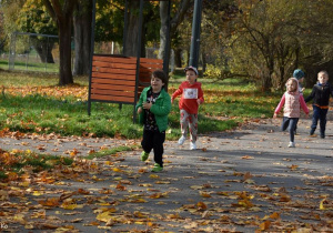 Najstarsze dzieci podczas biegu.