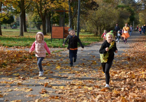 Najstarsze dzieci podczas biegu.