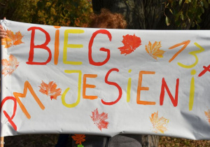 Transparent z napisem "Bieg jesieni".