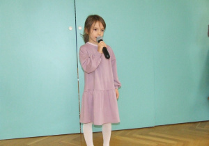 Dziewczynka prezentuje wierszyk - łamaniec językowy.