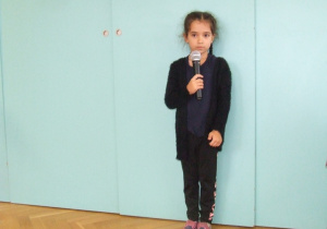 Dziewczynka prezentuje wierszyk - łamaniec językowy.