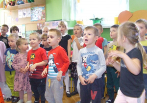 Dzieci śpiewają piosenkę.