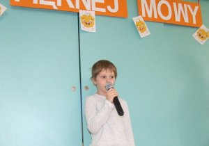 Chłopiec prezentuje wierszyk.