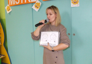 Nauczycielka prezentuje ilustracje do naśladowania.