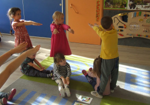 Dzieci układają swoje ciała w kształt liter.