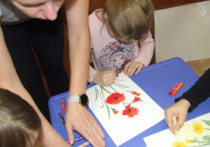 Dziewczynka maluje maki.