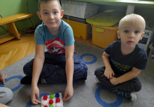 Chłopcy pokazują ułożone bingo.
