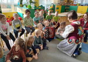 Dzieci oglądają akordeon.
