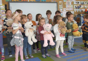 Dzieci z grupy 2 śpiewają piosenkę.