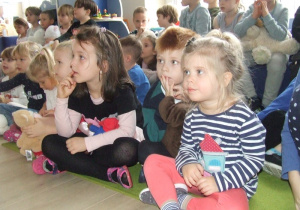 Dzieci oglądają prezentację o misiu.