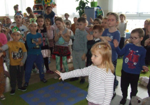Dzieci tańczą i pokazują.
