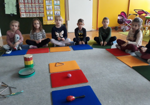 Dzieci uczestniczą w zajęciach logorytmiki.