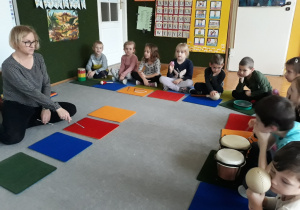 Dzieci grają na instrumentach perkusyjnych.