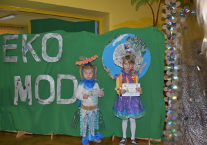 Dziewczyki z dyplomami za udział w konkursie.