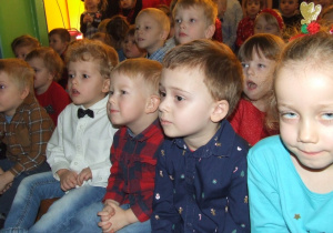 Dzieci siedzą na widowni.