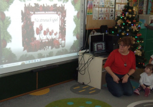 Nauczycielka omawia świąteczną prezentację.
