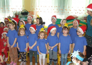 Dzieci z grupy 1 śpiewają kolędę.