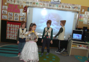 Dzieci z grupy 2 śpiewają kolędę.