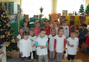 Dzieci z grupy 3 śpiewają kolędę.