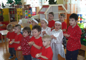 Dzieci z grupy 5 śpiewają kolędę.