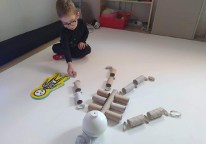 Chłopiec układa model szkieletu.