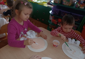Dzieci malują papierowe talerze