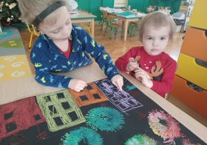 Dzieci kolorują domy na plakacie