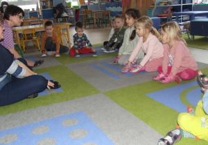 Dzieci naśladują ruchy nauczycieli z wykorzystaniem butów.