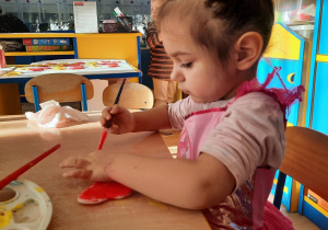 Dziewczynka maluje serce.