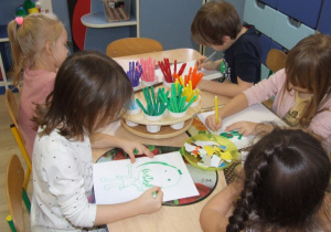 Dzieci rysują kosmiczne obrazki.