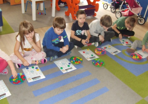 Dzieci grają w bingo logopedyczne.
