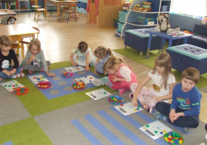 Dzieci wykonują ćwiczenia podczas gry w bingo.