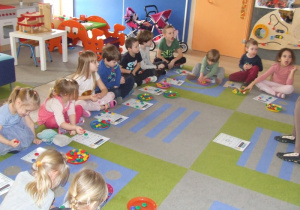 Dzieci wykonują ćwiczenia podczas gry w bingo.