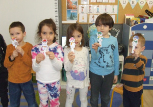 Dzieci prezentują miniatury bałwanków