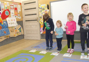 Dzieci inscenizują treść wiersza z wykorzystaniem miniatur bałwanków