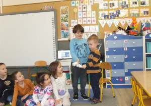 Dzieci inscenizują treść wiersza z wykorzystaniem miniatur bałwanków