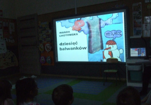 Dzieci oglądają bajkę "Dziesięć bałwanków" na tablicy multimedialnej