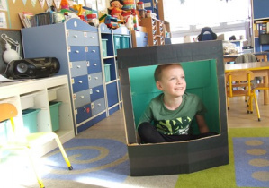 Chłopiec odgrywa scenkę jako prezenter telewizyjny