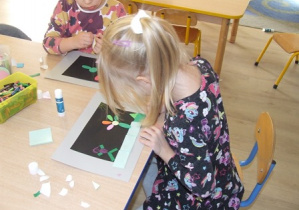 Dzieci wykonują ekrany telewizorów wykorzystując kolorowy papier i wyklejanki