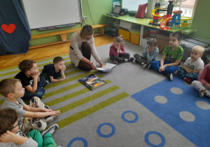 Nauczycielka czyta bajkę dzieciom.