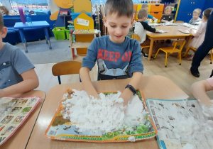 Dzieci podczas zabawy ze "śniegiem".