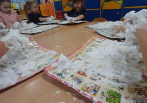 Dzieci podczas zabawy ze "śniegiem".