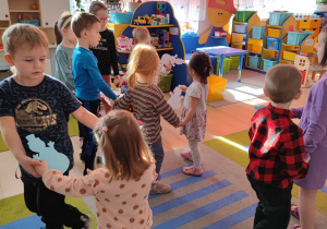 Dzieci tańcza w parach z baławankami.