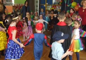 Dzieci tańczą w kółeczku.