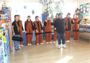 Trener prezentuje grupę taneczną.