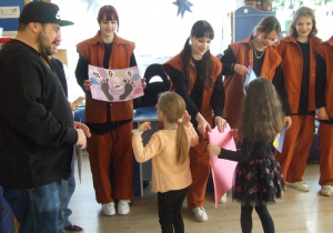Dzieci wręczają podziękowania tancerzom.
