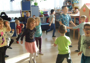 Dzieci próbują swoich sił w tańcu.