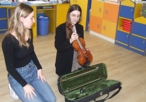 Studentki prezentują skrzypce.